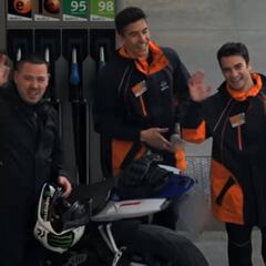 Marc Márquez y Dani Pedrosa vuelven a hacerse pasar por empleados de una gasolinera