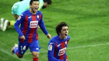 GRAF4843. EIBAR, 03/01/2021.- El delantero del Eibar, Bryan Gil Salvatierra celebra su gol ante el Granada durante el partido de la jornada 17 de LaLiga Santander que disputan este domingo en el estadio de Ipurua. EFE/Gorka Estrada.