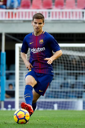 Iñigo Ruiz de Galarreta tuvo una etapa en el Barcelona B durante la temporada 2017-18, después de que el club azulgrana lo fichara desde el Numancia. Aunque llegó con expectativas, su paso por el filial no fue muy destacado, y el equipo terminó descendiendo a Segunda B.
Antes de su llegada al Barça, Ruiz de Galarreta se formó en la cantera del Athletic Club, donde fue considerado una de las promesas del fútbol vasco. Sin embargo, tras varias cesiones en Segunda División, su carrera tomó otro rumbo. Después de su paso por el Barça B, jugó en la UD Las Palmas y el RCD Mallorca, donde logró consolidarse como un mediocampista fiable.
En 2023, regresó al Athletic Club, firmando un contrato hasta 2025.