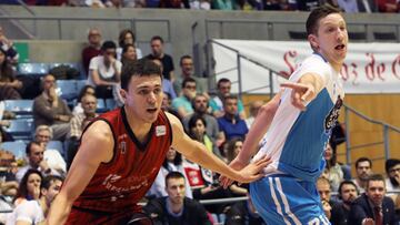 GRAF4779. SANTIAGO DE COMPOSTELA, 20/04/2019.- El escolta de Fuenlabrada Francisco Cruz (i) juega una pelota ante Maxime de Zeeuw, de Obradoiro, durante el partido de la Liga ACB de baloncesto disputado esta noche en el Multiusos de Sar, en Santiago de Compostela. EFE/Xoán Rey