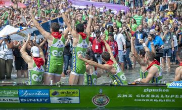 Los chicos de la trainera de Hondarribia celebran la victoria en la Bandera de la Concha masculina. 