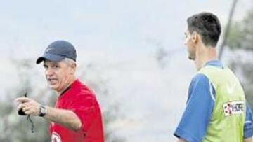 <b>DE CORTO. </b>Javier Aguirre le da instrucciones a Pablo en la sesión de entrenamiento de ayer.