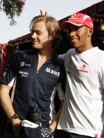 Nico Rosberg fichó por el equipo de Fórmula 1 Williams en 2006. Se mantuvo en la escuderí­a británica hasta 2009.
En la imagen, en el paddock de Bahrain con Hamilton.