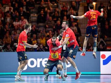 Los jugadores de la selección española celebran la medalla de oro tras ganar a Croacia por 22-20.