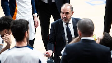 CHUS MATEO Spanish head coach of Real Madrid Basket during the match, UCAM Murcia CB vs REAL MADRID Baloncesto, acb, Endesa basketball league, regular league Sport's palace of Murcia Region of Murcia Spain November 2, 2024, 03/11/24 BALONCESTO LIGA ENDESA ACB