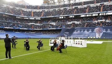 Sentido homenaje en el Santiago Bernab¨¦u a Paco Gento, antes del inicio de partido.