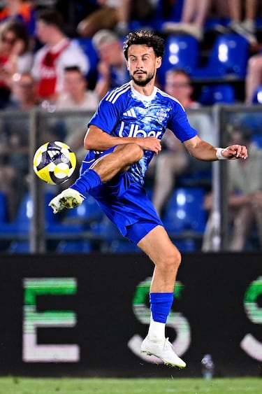 El extremo derecho sorprendió a todos con sus números en el Celtic la temporada pasada, 16 goles y 10 asistencias. Su rendimiento es una de las causas por las que los ‘Bhoys’ consiguieron el campeonato liguero y la Copa de la Liga de Escocia. Por ello, el Como no titubeó al ejecutar su compra en el presente mercado por 19 millones de euros.