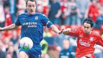 <b>GOL HISPANO. </b>Luis García decidió, mediante este disparo al que no llega Terry, el último enfrentamiento entre Chelsea y Liverpool.