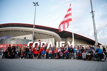 Foto de familia junto la bandera del Atlético de Madrid situada en el al Riyadh Air Metropolitano.