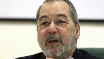 eN SUS MANOS. Liborio Hierro, presidente del Comité de disciplina.