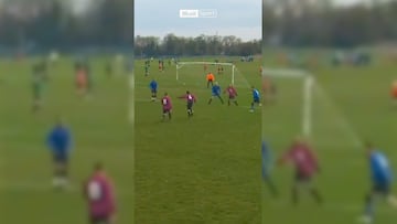 En un partido amateur en Inglaterra, se marcó un golazo. Este recuerda al mismísimo Roberto Carlos con sus goles curvados.