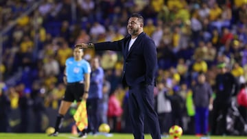 MEX5066. CIUDAD DE MÉXICO (MÉXICO), 01/03/2025.- El director técnico de Toluca, Antonio Mohamed, da instrucciones este sábado, durante un partido entre América y Toluca del torneo Clausura 2025 de la Liga MX, en el estadio Ciudad de los Deportes en Ciudad de México (México). EFE/ Sáshenka Gutiérrez