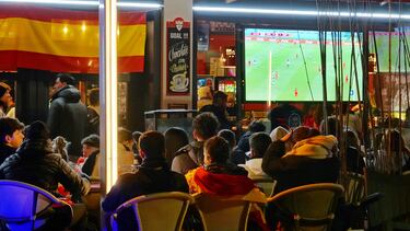 Varios aficionados viendo un partido de Espa?a.