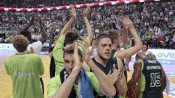 Txemi Urtasun y Vladimir Stimac, festejan el triunfo en el tercer encuentro.