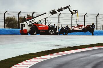 Los comisarios tuvieron que retirar el monoplaza averiado de Antonio Giovinazzi.