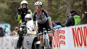 El ciclista británico del BikeExchange SImon Yates rueda durante la vigésima etapa del Giro de Italia 2021 entre Verbania y Valle Spluga Alpe Motta.