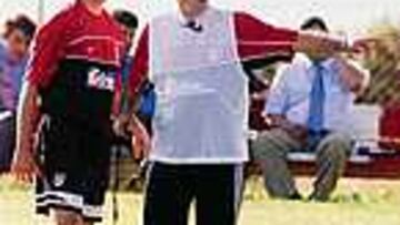 CUIDADOS. Luis tiene especial cuidado con Fernando Torres para que asuma toda su popularidad.