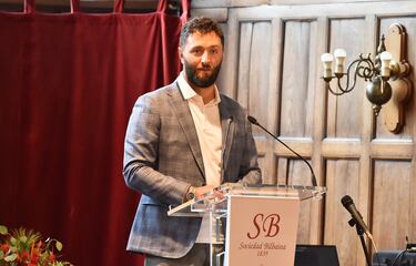 El golfista John Rahm recibió el premio Dama Bilbaina 2023 en los salones de la Sociedad Bilbaina en reconocimiento a su trayectoria deportiva.