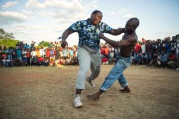 Estos combates tradicionales se conocen como  'Musangwe'. Este tipo de lucha se ha practicado desde hace más de un siglo en un campo abierto justo después de Navidad, cuando toda la tribu esta de vacaciones en la zona rural del norte de Sudáfrica. Hay tres niveles de combatientes. Los muchachos, llamados 'mambibi', anima a jugar lucha por sus padres. Luego están los combatientes adolescentes, el 'Rovhasize'. Pero son a los luchadores de alto nivel a los que todo el mundo viene a ver. No están permitidos los guantes y las peleas se terminan cuando uno de los 2 boxeadores cae.