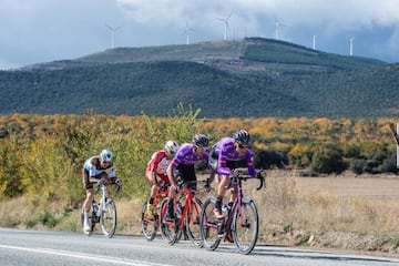 Willie Smit y Jesús Ezquerra, del Burgos BH, siempre metidos en misiones imposibles. Junto a ellos rodaron en la escapada del día Luis Ángel Maté (Cofidis), otro clásico soñador, y Harry Tanfield (AG2R).