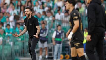 SEVILLA, 23/05/2025.- El entrenador del Valencia, Carlos Corber¨¢n, durante el partido de la ¨²ltima jornada de LaLiga de f¨²tbol que Real Betis y Valencia CF disputan este viernes en el estadio Benito Villamar¨ªn, en Sevilla. EFE/Julio Mu?oz