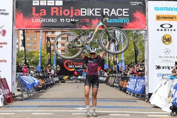 Claudia Galicia celebra su victoria en categoría femenina en La Rioja Bike Race.