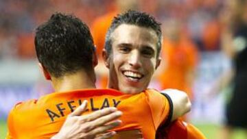 El barcelonista Afellay, autor de dos goles, se abraza con Van Persie, que marcó otros dos, en la victoria de Holanda sobre Irlanda del Norte (6-0).