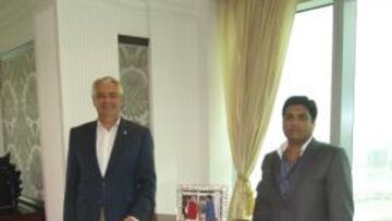 <b>MANO A MANO. </b>El presidente del Racing y el nuevo dueño de la entidad se reunieron ayer en las oficinas de Alí Syed en Bahrein.