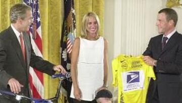 <b>OTROS TIEMPOS. </b>Armstrong, con Kristin Richard en una recepción de Bush.