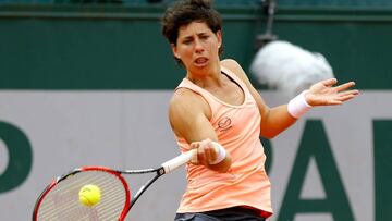 La española Carla Suárez golpea la bola contra la checa Katerina Siniakova durante su partido de primera ronda del torneo Roland Garros.