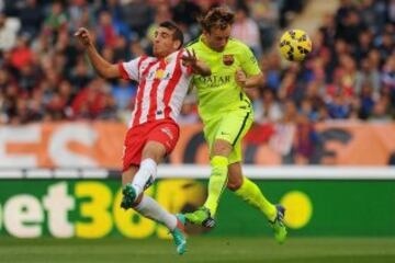 Fran Velez y Ivan Rakitic durante el partido correspondiente a la undécima jornada de Liga de Primera División que disputan en el estadio de los juegos Mediterraneos de Almería.