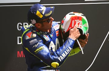 Otra de sus grandes historias de amor. Aunque esta vez en su casa, Mugello (Italia) y antes sus seguidores m¨¢s fieles. Las gradas del trazado italiano ya no volver¨¢n a ser lo mismo sin su gran ¨ªdolo, pero la historia de sus carreras vivir¨¢ all¨ª para siempre. ¡®Il Dottore¡¯ puede presumir de tener hasta siete victorias en la m¨¢xima categor¨ªa, en uno de los trazados m¨¢s complicados y r¨¢pidos del Mundial. Consigui¨® dos vestido de Honda (2002 y 2003) y las cinco restantes con los colores azules de la Yamaha (2004, 2005, 2006, 2007 y 2008), aunque la primera lleg¨® en 1997, durante su etapa en 125cc, cuando protagoniz¨® una de las celebraciones m¨¢s pol¨¦micas con su gran rival y compatriota, Max Biaggi. Tambi¨¦n gan¨® en 250cc, en 1999, con la decoraci¨®n ¡®Peace and Love¡¯ de su Aprilia.