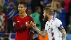 Gunnarsson le pide la camiseta a Cristiano Ronaldo tras el partido de la Eurocopa 2016 que enfrent&oacute; a Portugal e Islandia en Saint-&Eacute;tienne.
