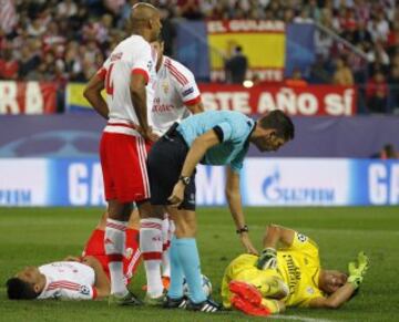 El delantero mexicano Raúl Jiménez se llevó un fuerte golpe, con su propio compañero, el guardameta  Julio César en el segundo tiempo del Atlético Madrid - Benfica