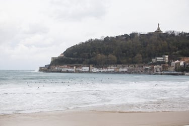 Si hay mucho oleaje en la Zurriola, por encima de los 2 metros, entonces el surf se traslada a La Concha, que es una bahía y está más resguardada.