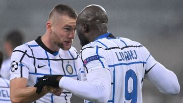 Lukaku celebra un gol con De Vrij.