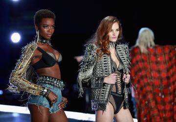 Maria Borges y Alexina Graham en el Victoria's Secret Fashion Show 2017