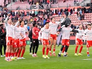 GIRONA, 14/03/2026.- Los jugadores del Girona celebran su victoria tras el partido de liga entre el Girona y el Athletic celebrado este sábado en el estadio Montilivi en Girona. EFE/ Siu Wu