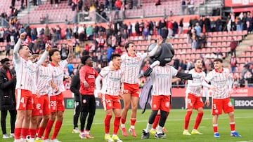 GIRONA, 14/03/2026.- Los jugadores del Girona celebran su victoria tras el partido de liga entre el Girona y el Athletic celebrado este sábado en el estadio Montilivi en Girona. EFE/ Siu Wu