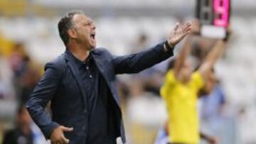 El técnico del Granada, Joaquín Caparrós, durante el encuentro.