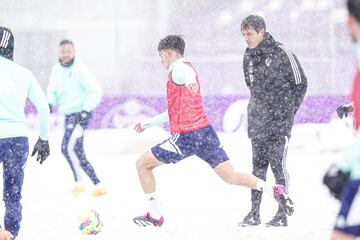 El Real Valladolid se entrenó en los Anexos con mucha nieve. Pacheta observa de cerca.