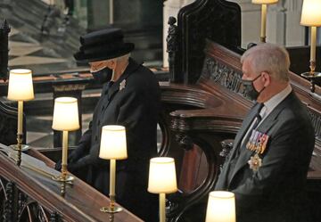 La Reina Isabel II de Gran Bretaña y el Príncipe Andrés, Duque de York, durante el funeral. 