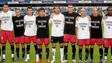 <b>LOS MÁS PERJUDICADOS. </b>Los jugadores del Levante, en protesta por los impagos durante un partido de la pasada Liga.