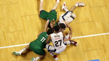 Jugadores del Unicaja y del Murcia luchan por el balón.