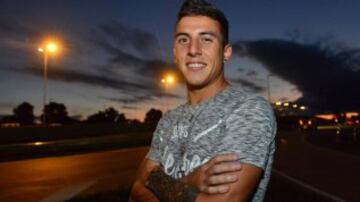 Estuvo en la juvenil azul, pero debutó en el primer equipo en la Copa Chile en agosto de ese año. Aburrido de no tener chances, se fue de la U el 2015, hizo gran campaña con Talleres y está en la mira de Boca Juniors.