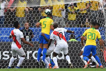 Casemiro (Brasil) remate de cabeza desde muy cerca a la escuadra derecha. Asistencia de Marquinhos tras un saque de esquina.