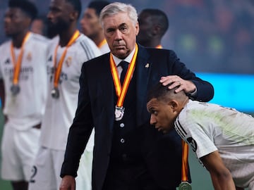 Soccer Football - Spanish Super Cup - Final - FC Barcelona v Real Madrid - King Abdullah Sports City, Jeddah, Saudi Arabia - January 12, 2025 Real Madrid coach Carlo Ancelotti and Kylian Mbappe look dejected during the trophy presentation after losing the Spanish Super Cup final REUTERS/Stringer     TPX IMAGES OF THE DAY