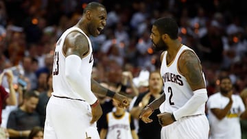 LeBron James y Kyrie Irving, durante un partido de primera ronda de la Conferencia Este entre los Cleveland Cavaliers y los Indiana Pacers.