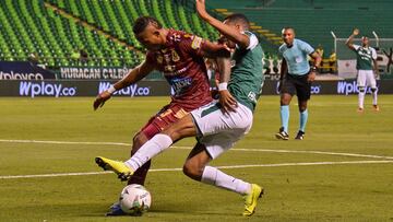 Jhon Mosquera ante la marca de un rival en el partido entre Deportivo Cali y Tolima por Liga Águila I-2019.