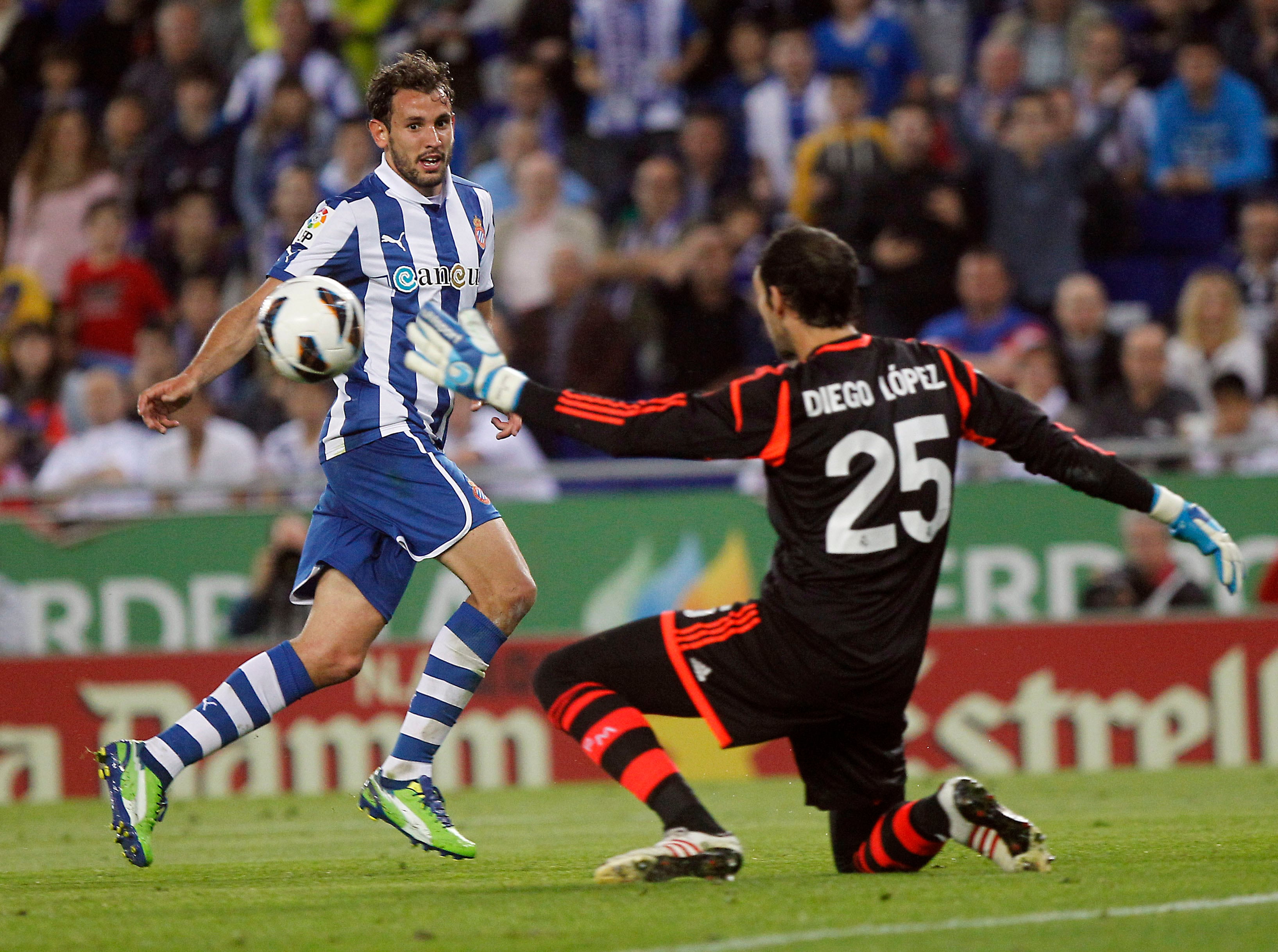 Stuani supera a Diego López.
